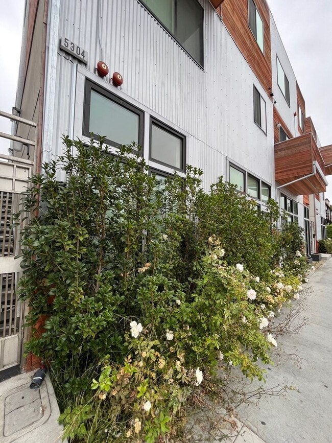 Building Photo - SPACIOUS STUDIO IN OAKLAND!