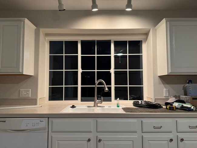 Building Photo - Move-In Ready 3-Bedroom Home with New Flooring & Fenced Yard