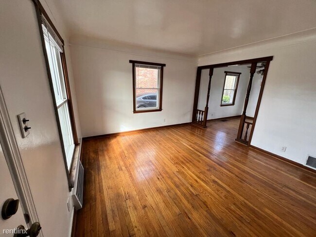 Building Photo - 2 br, 1 bath Duplex - 18463 Outer Dr 18463...
