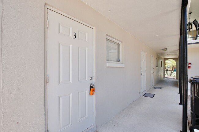 Building Photo - Spacious 1/1 Modern Condo in the Heart of ...