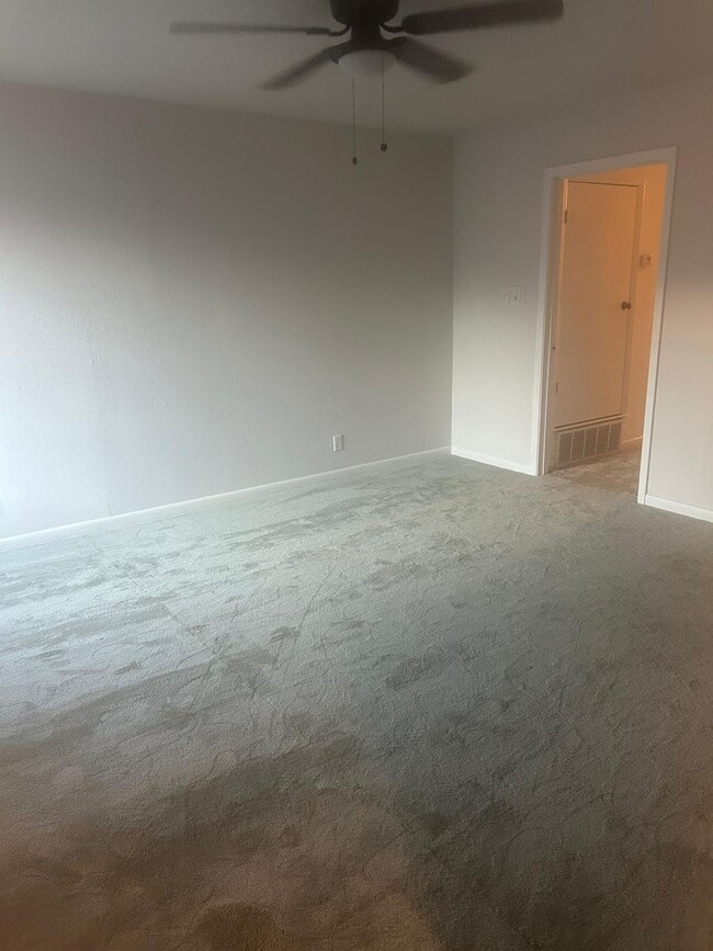 Large bedroom - 916 Country Club Ln