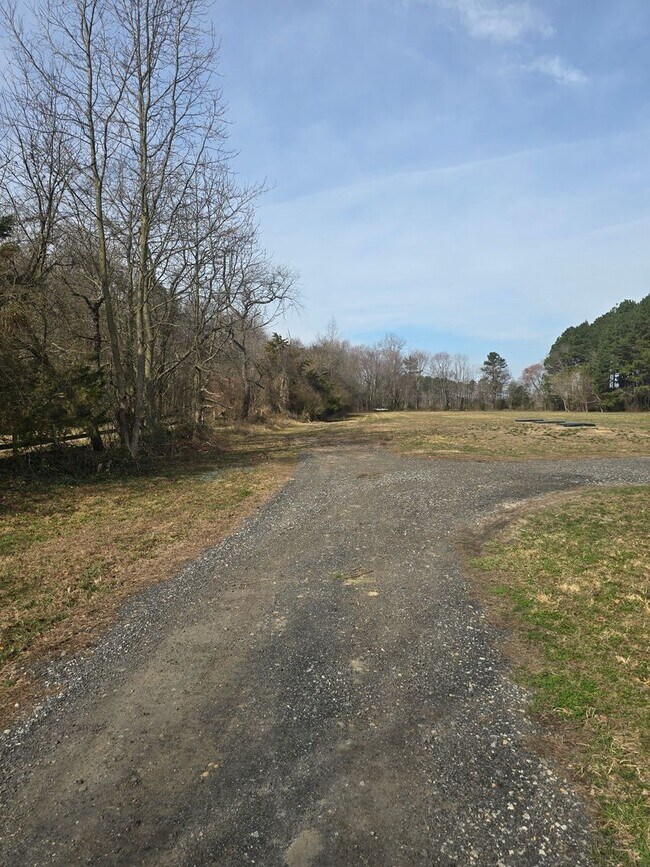 Foto del edificio - 3 bedrooms and a large yard