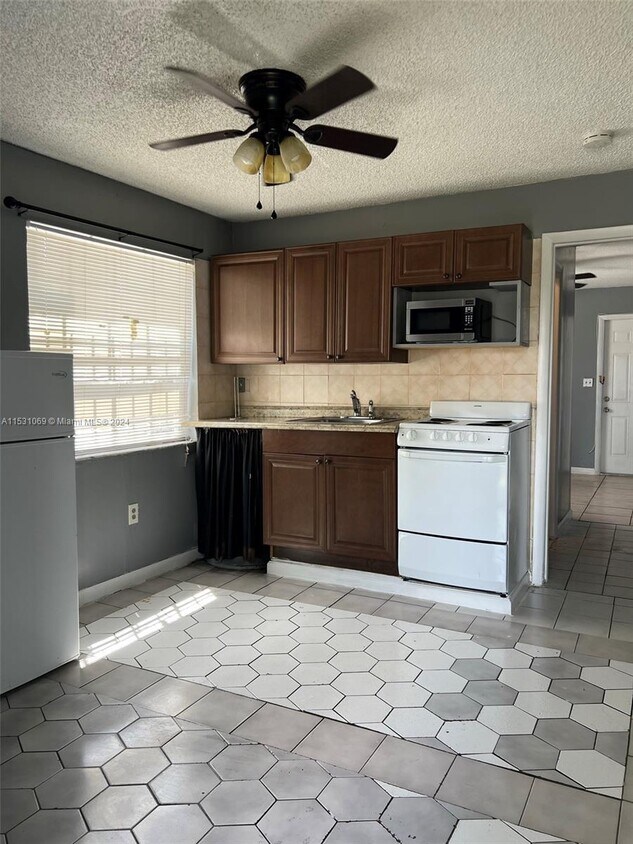 Foto del edificio - 520 SW 72nd Ave