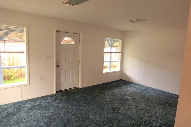 Building Photo - Lovely Home Close to Park