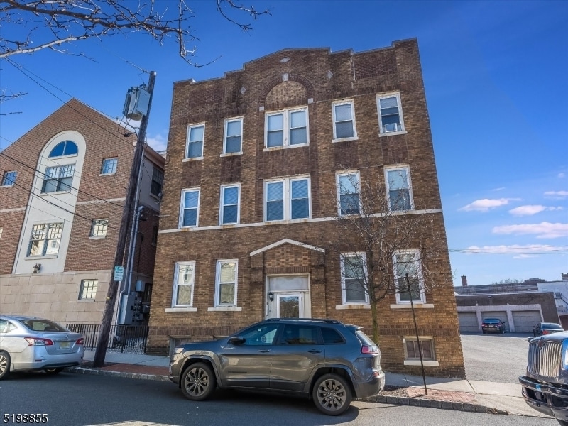 67 Bay St Unit 1L, Montclair Twp., NJ 07028 Room for Rent in