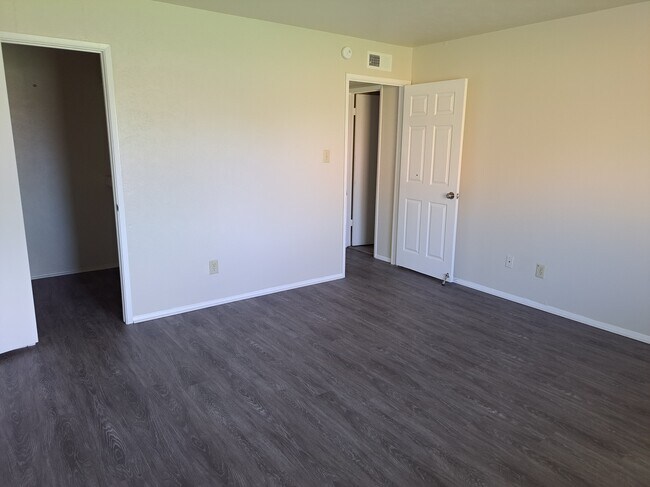 Foto del edificio - 7005 Sandybrook Dr