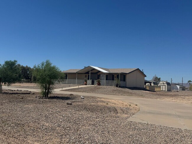 Building Photo - Spacious 3-Bed Home on 1 Acre with Boat-De...