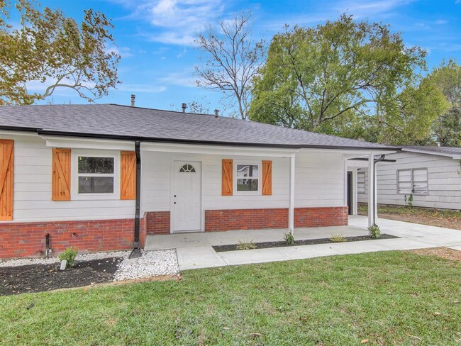 Building Photo - 223 Lakewood Dr