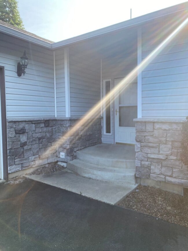 Building Photo - Home On Avondale Golf Course