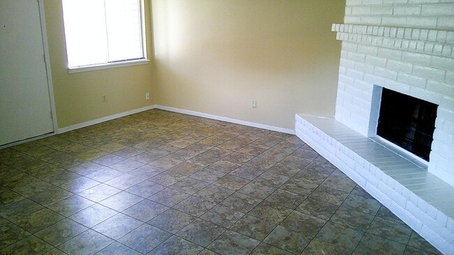 Building Photo - Adorable Single Level Eastside Duplex With Evaporative Air Located In Quiet Neighborhood