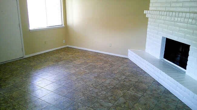 Foto del edificio - Adorable Single Level Eastside Duplex With Evaporative Air Located In Quiet Neighborhood