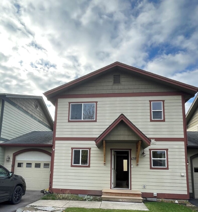 Foto principal - 697 Waverly Pl