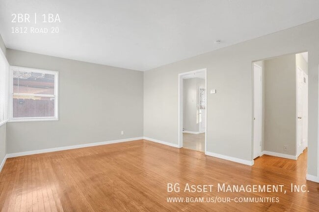 Building Photo - Spacious Duplex Unit with Garage Parking