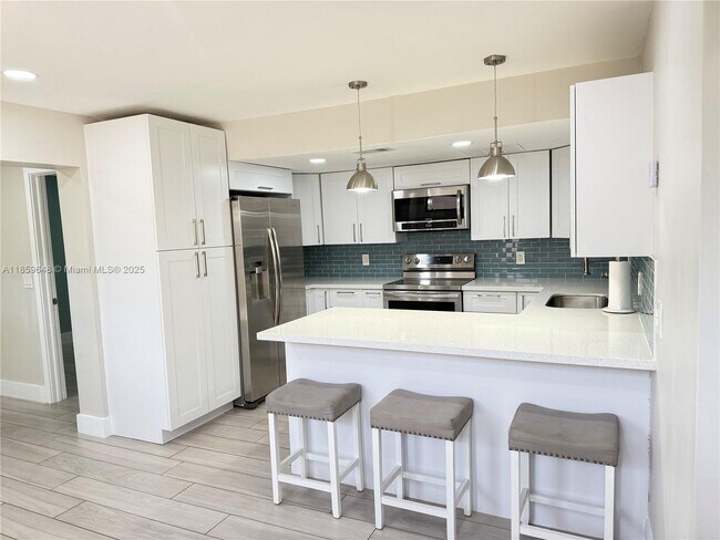Foto del edificio - 15012 Royal Palm Ave