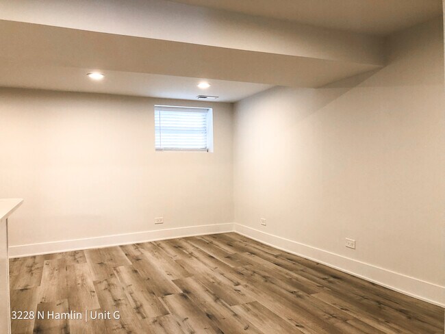 Foto del edificio - 3228 N Hamlin Ave