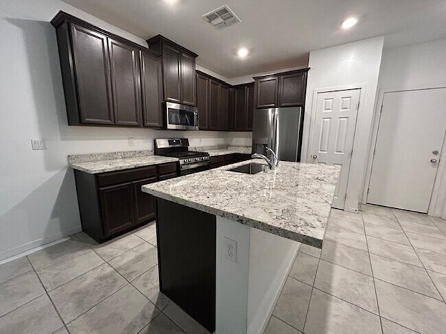 Building Photo - 3 bedroom townhome in Henderston gated community