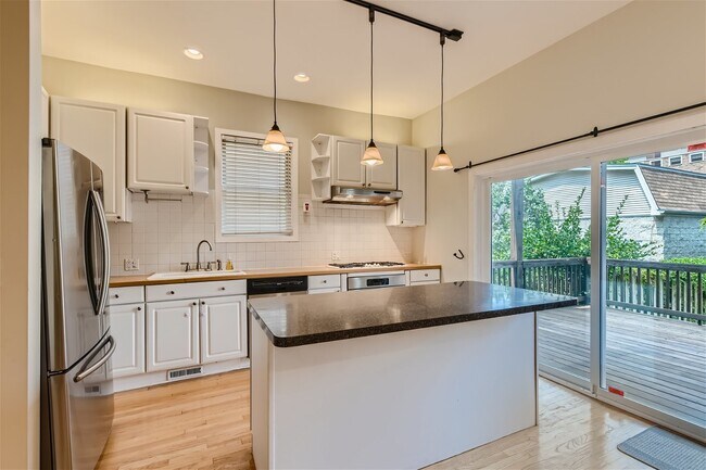 Building Photo - 1326 W Melrose St