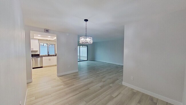 Building Photo - Spacious 2 Bed 2 Bath Condo in Huntington ...