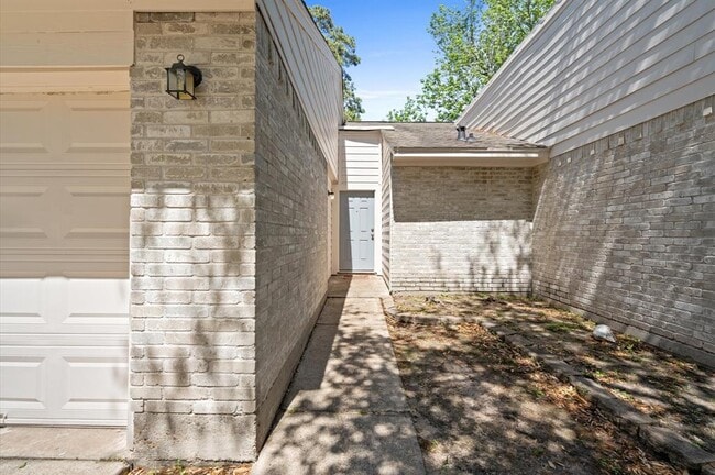 Building Photo - 23806 Farm Hill Dr