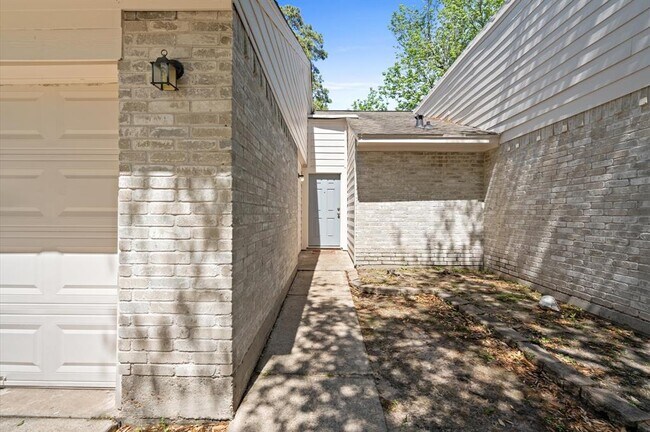 Foto del edificio - 23806 Farm Hill Dr