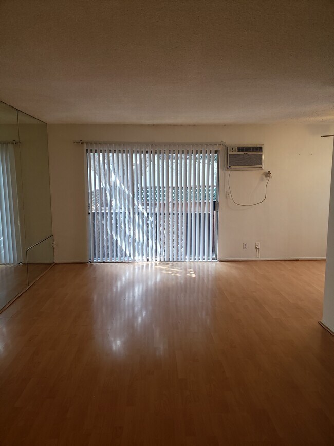 La mitad de la sala de estar - 1433 N Fuller Ave