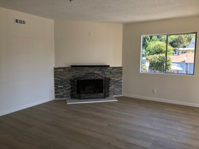 Livingroom - 3266 Drew St