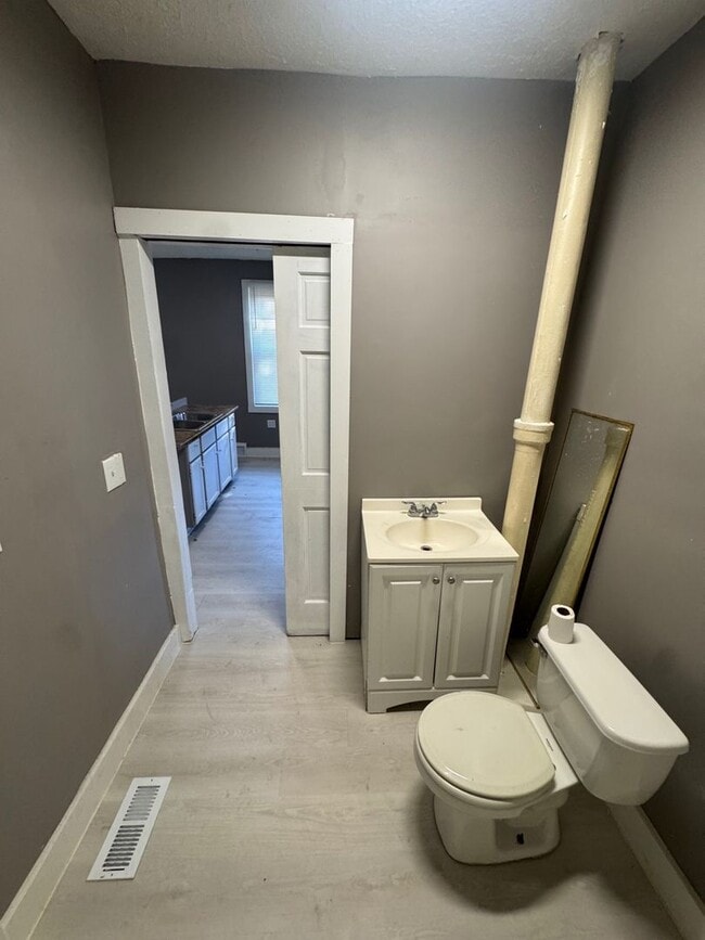 Building Photo - Charming 3-Bedroom Property in Prime Location