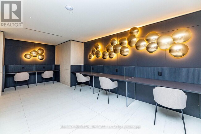 Building Photo - 30 Upper Mall Wy