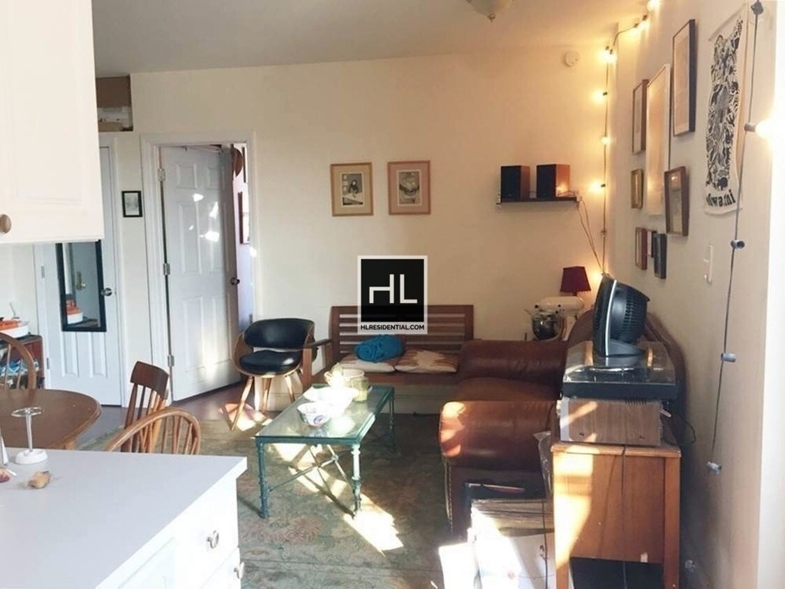 Building Photo - Hidden Park Slope 2 Bed gem near Union St R