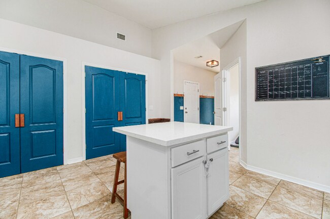 Building Photo - 9720 Brookstone Way