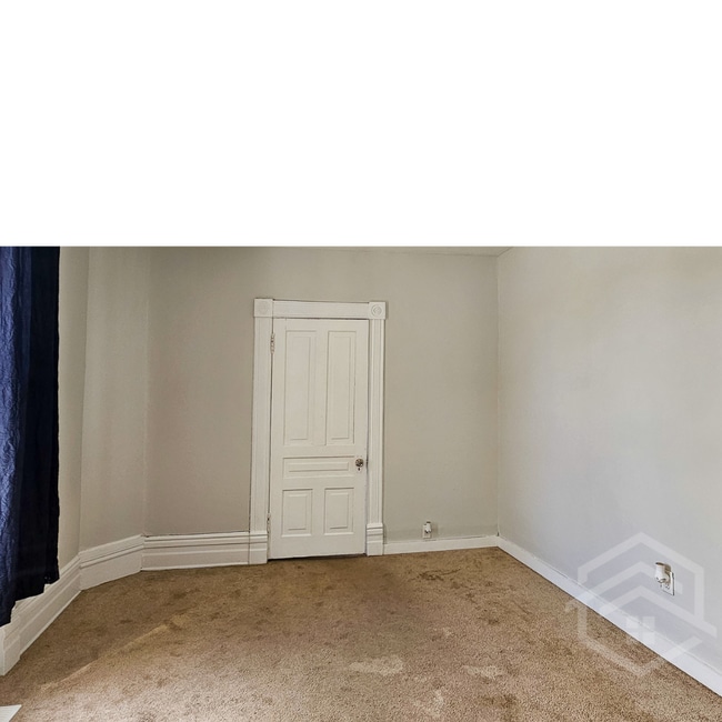 Building Photo - One Bedroom Apartment Living!