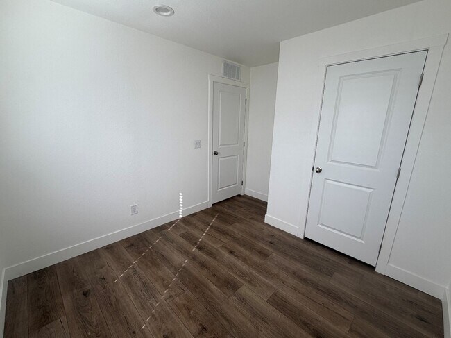 Building Photo - 501 E Ray Rd