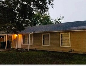 Building Photo - 5131 Lyndhurst Dr