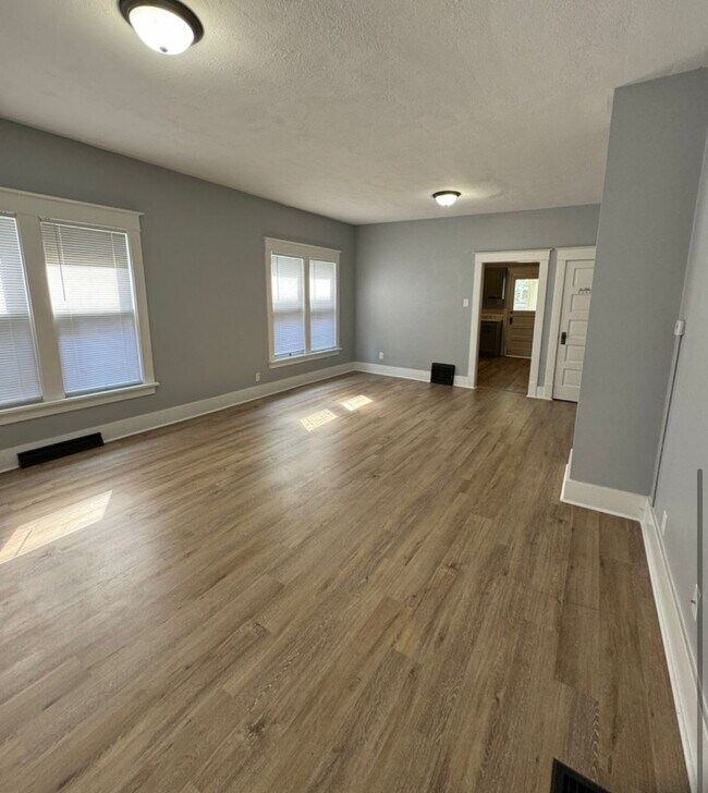 Building Photo - 613 S Main St