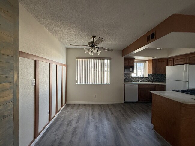 Foto del edificio - New Flooring, no carpet. 2bed 2bath Gated Community with a Swimming Pool