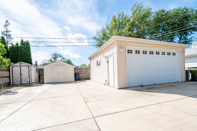 Building Photo - 204 S Chase Ave