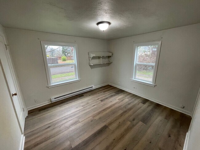Building Photo - 3 Bedroom - 1 Bath Single Family  Home- AV...