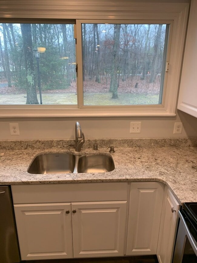 Building Photo - 190 Lake Shore Dr