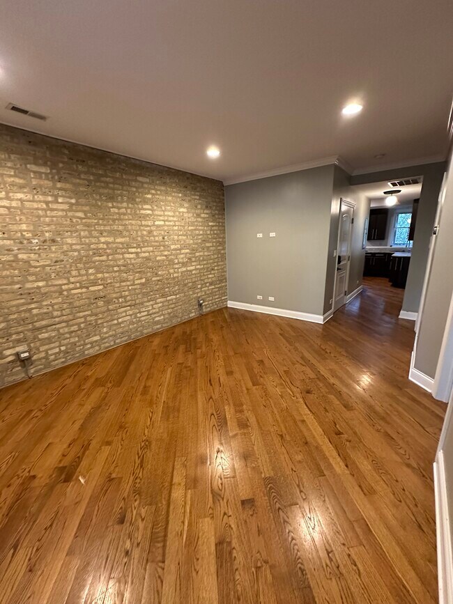 living room - 3210 W Berwyn Ave