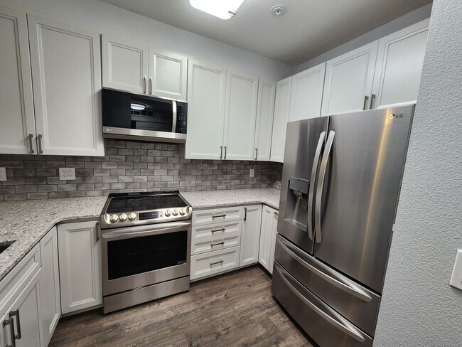 Foto del edificio - REMODELED Ground Floor Condo - Close to Wo...