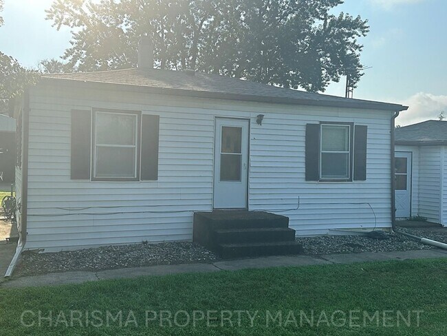 Building Photo - Spacious 2 Bedroom, 1.5 Bath Home, Newly U...