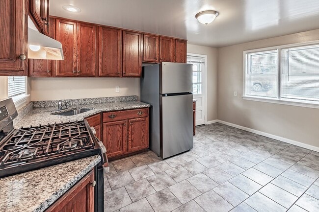 Building Photo - 3 bedroom, 1 bath townhome in Hedgeville