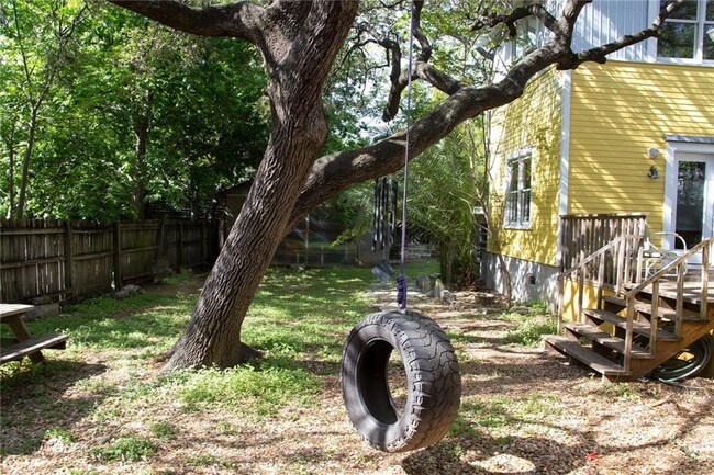 Building Photo - 305 E Live Oak St