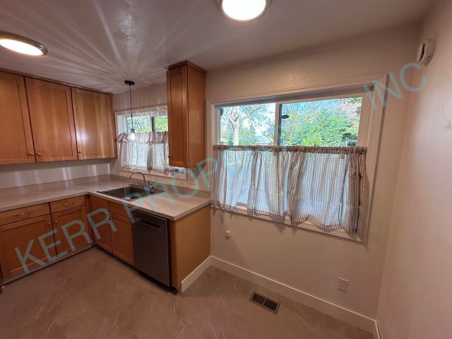 Building Photo - 1160 NW Bella Vista Pl