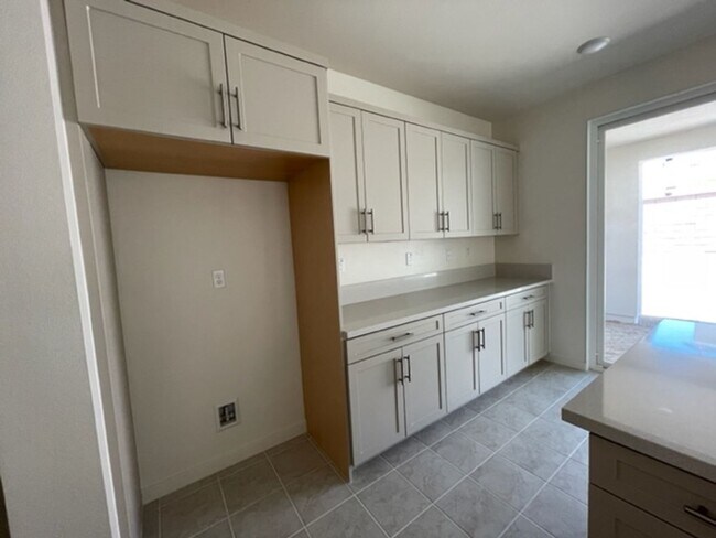 Building Photo - GORGEOUS NEWER CONTSTRUCTION 4+2 ONTARIO R...