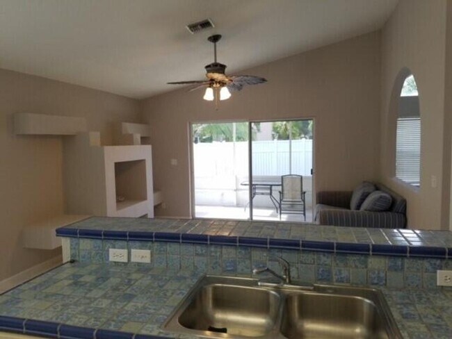 Foto del edificio - 4070 Laurelwood Ln