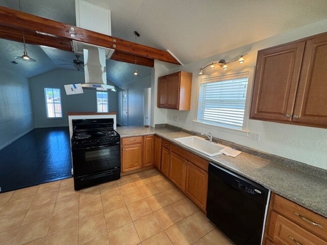 Foto del edificio - WELL MAINTAINED 3 BR HOME- COMFORTABLE, AFFORDABLE & GREAT LOCATION