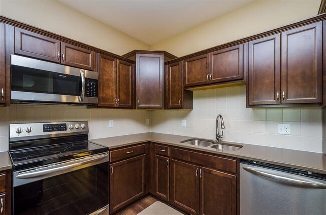 Building Photo - Beautiful 4 Bed Unit in an Awesome North L...
