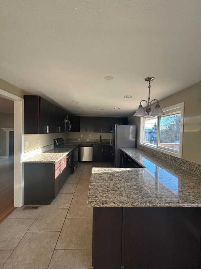 Foto del edificio - Stunning 4BR Family Home with Brand New Deck