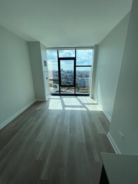 Foto del edificio - 730 N Milwaukee Ave